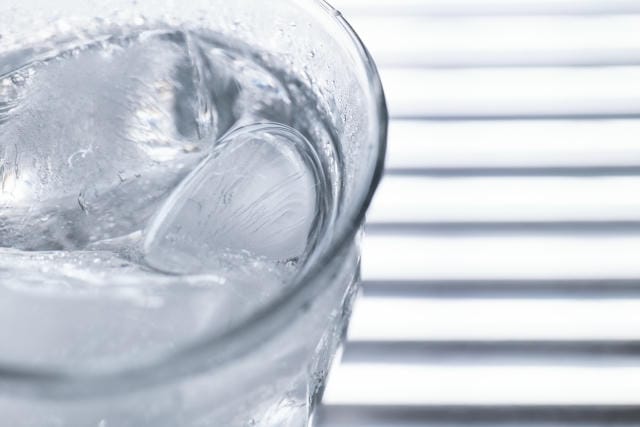 美しいガラス容器で創るおしゃれな収納アイデア集